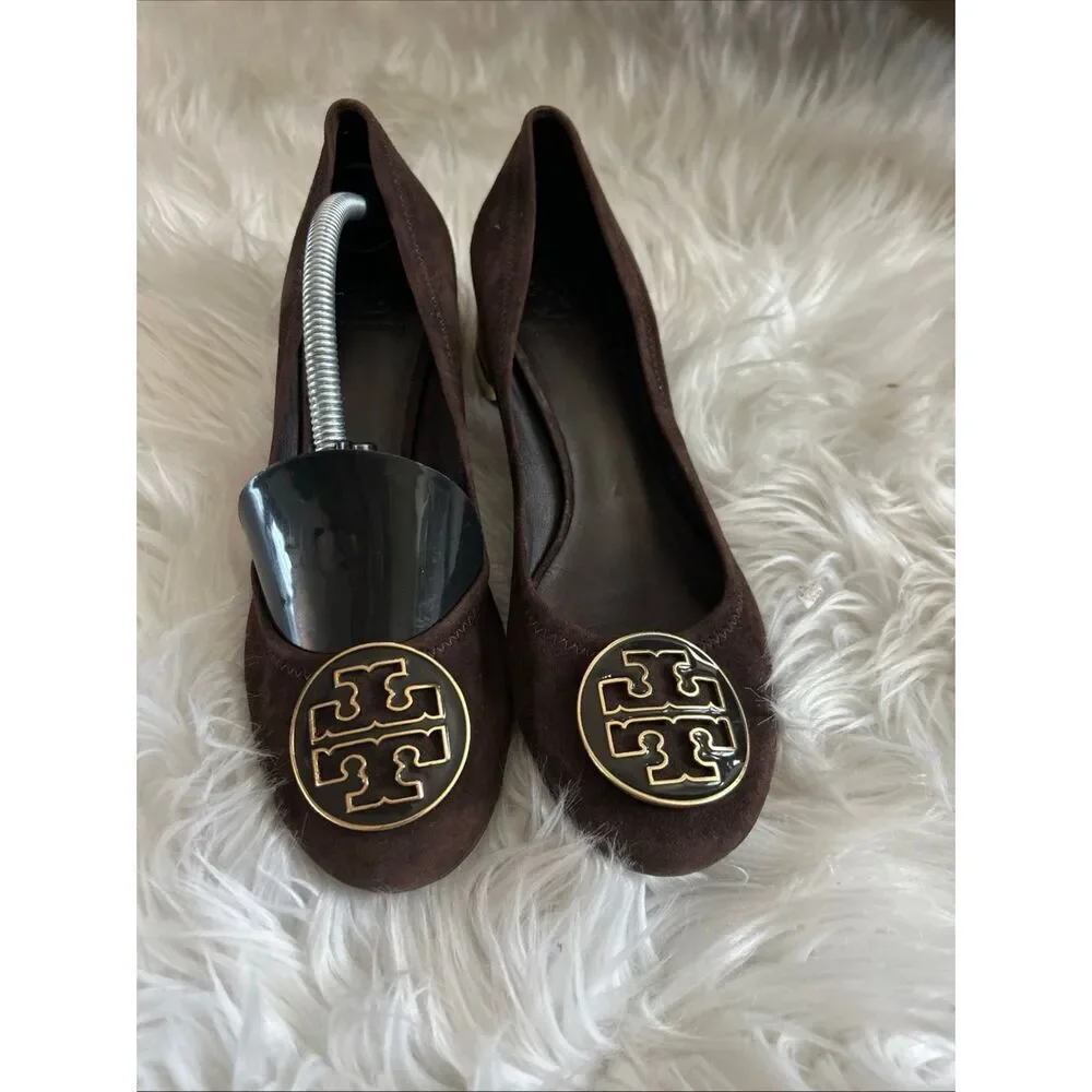 TORY BURCH Amy brown suede gold enamel logo detail low heel pumps shoes size 8M